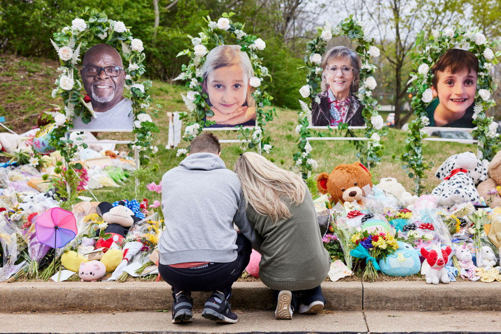 Couple prays at memorial for six Nashville shooting victims
